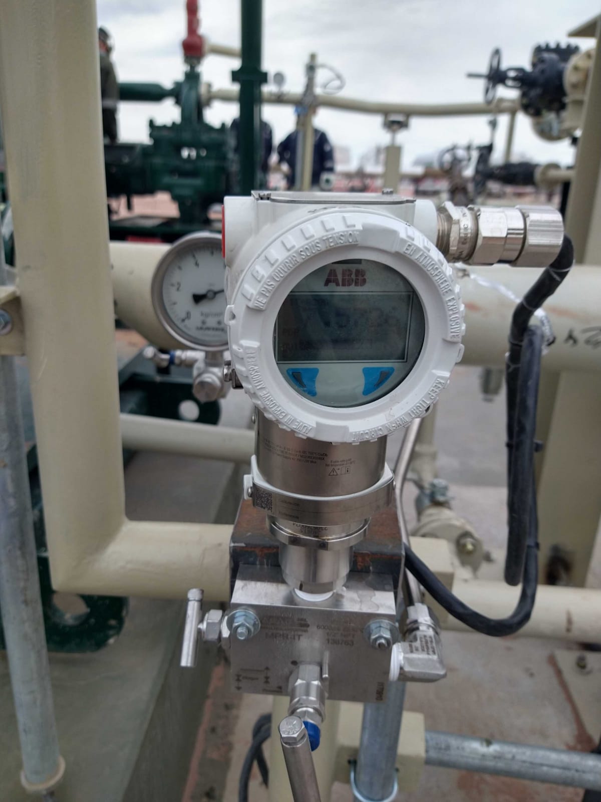 Técnico calibrando instrumentación